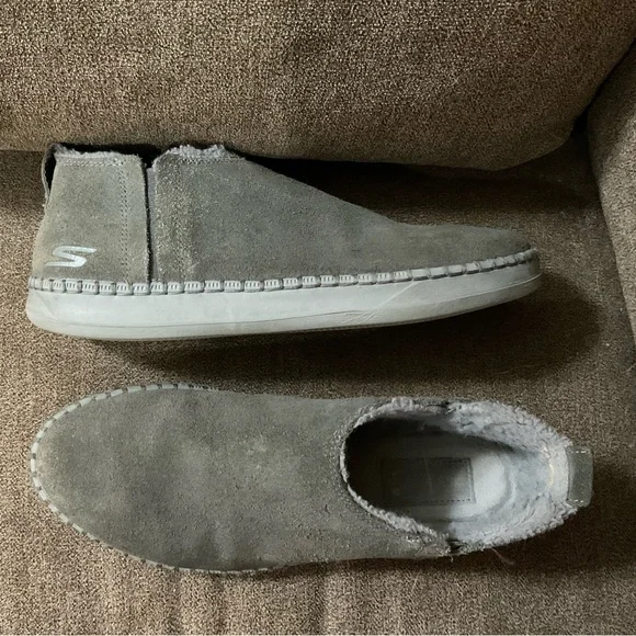 Sketchers: “on the go’’ women Gray Suede Slip-On bootie with faux fur size eight - Picture 2 of 6